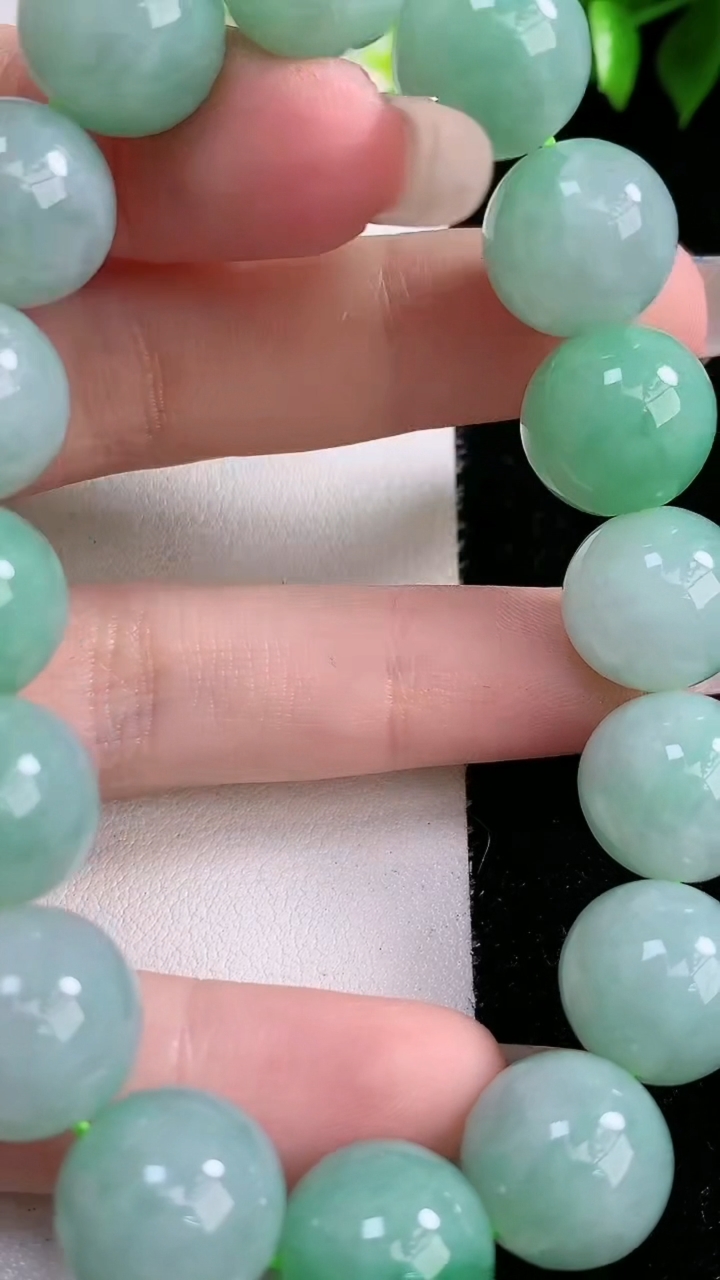 天然A货翡翠圆珠手串，尺寸13.2，重:63.74g3月8日
工厂直销收藏佳品,种好水足，色泽均匀，有种有色，上手高大气！