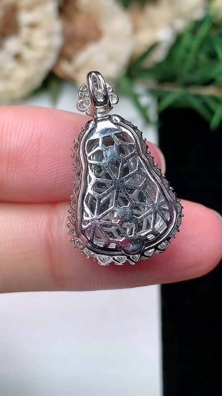 天然A货翡翠白冰观音菩萨吊坠，尺寸25.5-15.3-7.8，裸石15-10，重量:3.48g
3月8日