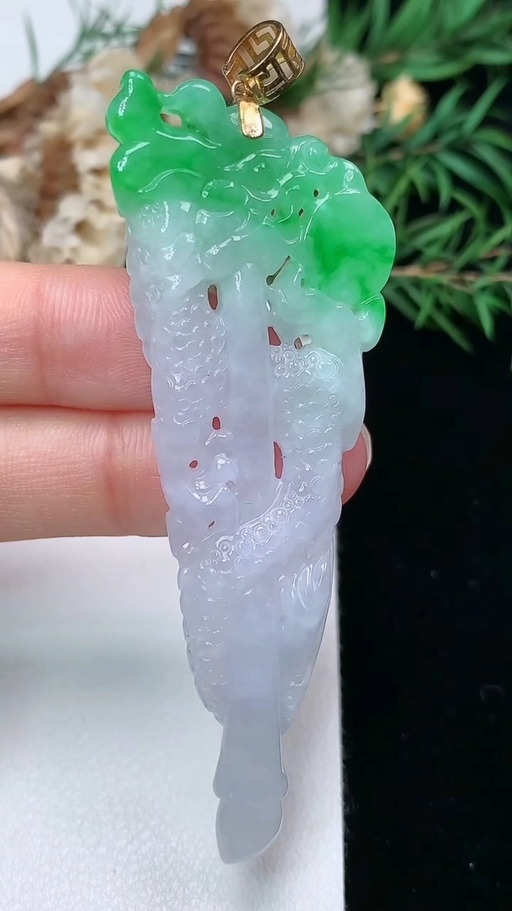 天然A货翡翠龙牌吊坠，尺寸71.2-24.4-5.2，重量:13.59g
3月8日