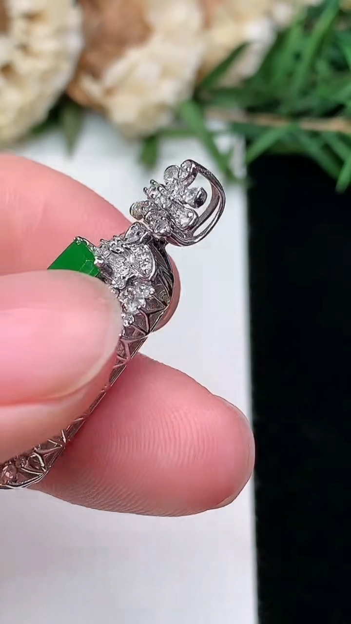 天然A货翡翠无事牌吊坠，尺寸31.5-13.3-9.3，裸石16.4-7.5，重量:3.81g
3月8日