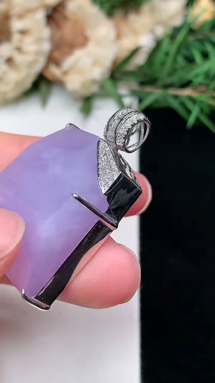 天然A货翡翠紫罗兰随形吊坠，尺寸24.5-17.2-11.3，重量:11.92g
3月8日