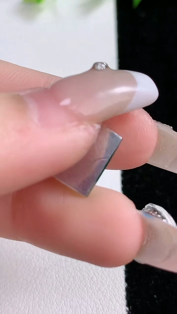 天然A货翡翠马鞍戒面，尺寸12-8.4-3，重:0.86g2026年3月8日
工厂直销收藏佳品,种好水足，色泽均匀，有种有色，上手高大气！