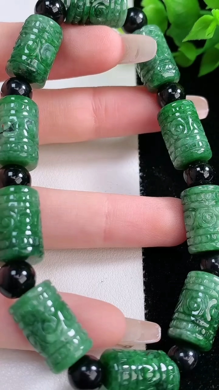 天然A货翡翠六字真言 路路通手串，尺寸 16.5-10.5，重: 46.70g3月8日
工厂直销收藏