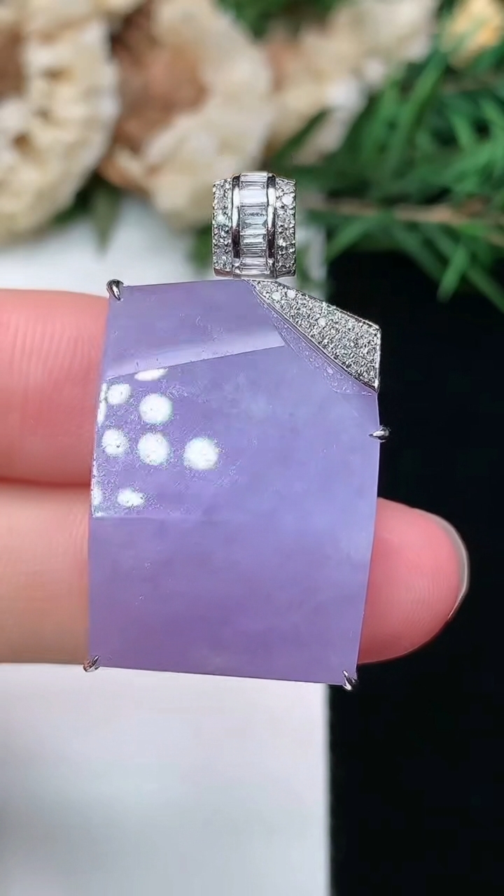 天然A货翡翠紫罗兰随形吊坠，尺寸24.5-17.2-11.3，重量:11.92g
3月8日