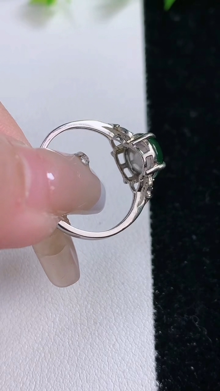 天然A货翡翠蛋面戒指，尺寸9.1-8.4，重:2.08g2026年3月8日
工厂直销收藏佳品,种好水足，色泽均匀，有种有色，上手高大气！