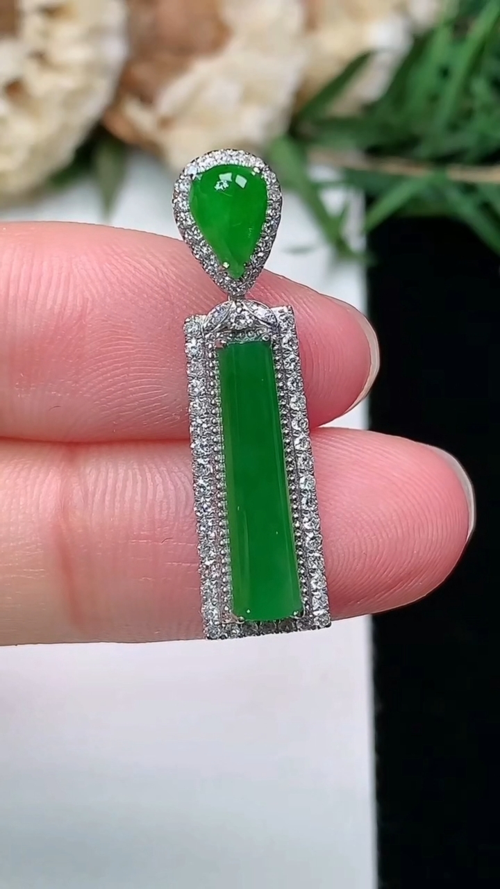 天然A货翡翠平安柱吊坠，尺寸28-7.3-5.5，裸石15.7-3.7，重量:1.77g
3月8日