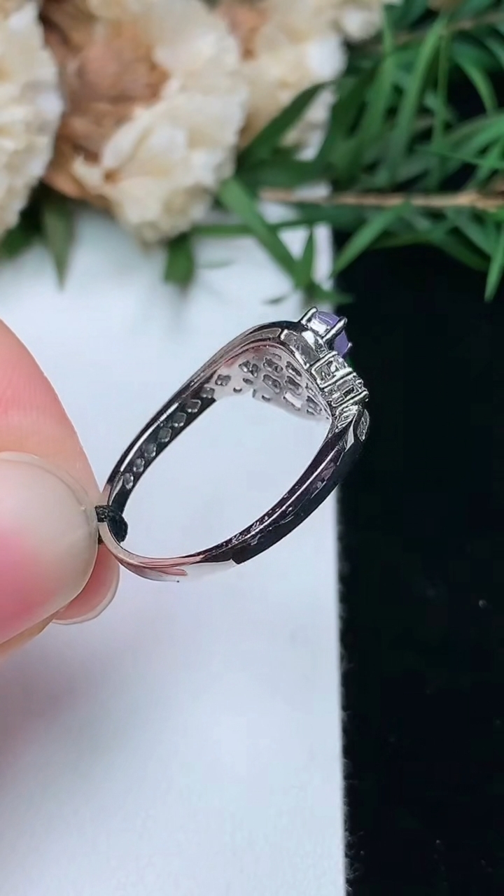 天然A货翡翠蛋面戒指，尺寸17-4.7-3.6，重量:2.73g2026年3月8日
工厂直销收藏佳品,种好水足，色泽均匀，有种有色，上手高大气！