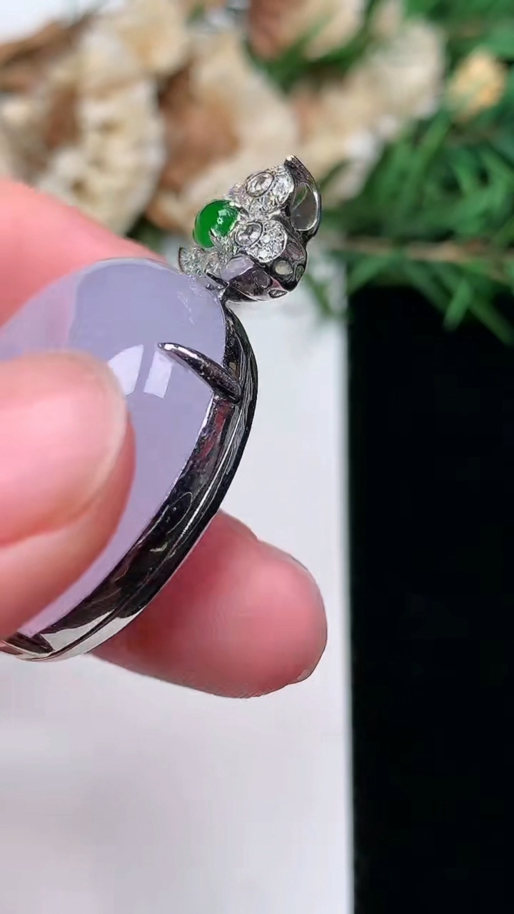 天然A货翡翠紫罗兰平安扣吊坠，尺寸27.8-13.6，重量:22.01g
3月8日