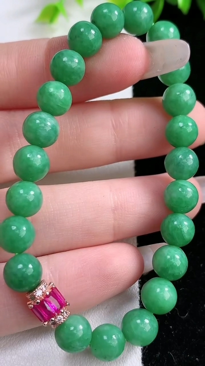 天然A货翡翠圆珠手串，尺寸7.5-22颗，重:16.68g3月8日
工厂直销收藏佳品,种好水足，色泽均匀，有种有色，上手高大气！