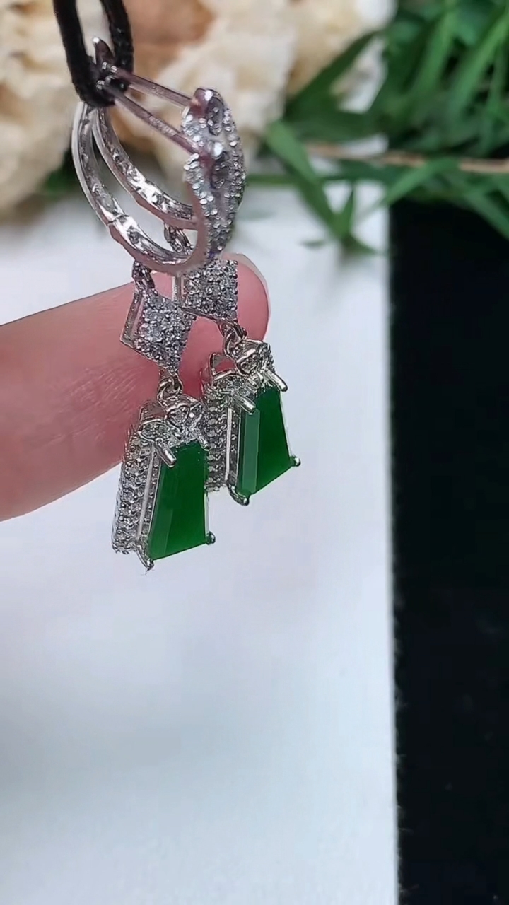 天然A货翡翠无事牌耳坠，尺寸8.5-4，重量:2.63g
3月8日