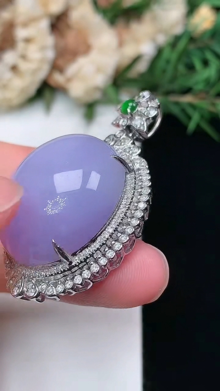 天然A货翡翠k金紫罗兰蛋面吊坠，尺寸41.2-25.6-15.7，裸石23.2-20，重量:14.36g
3月8日