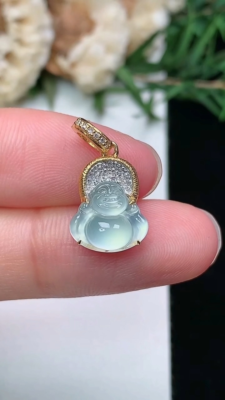 天然A货翡翠白冰佛公吊坠，尺寸18.3-8.5-9.8-6.2，重量:1.31g
3月8日