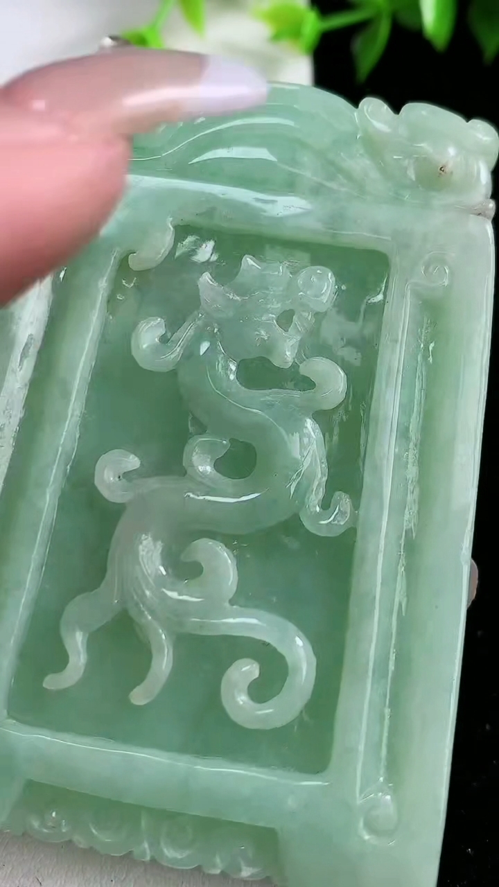 天然A货翡翠仿古龙牌吊坠，尺寸69-46-9.4，重:81.78g
3月8日