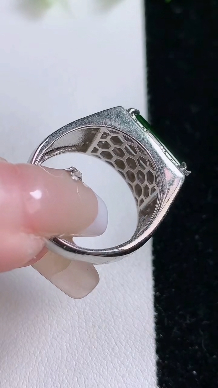 天然A货翡翠马鞍戒指，尺寸12.5-6.7-2.3，重:7.24g2026年3月8日
工厂直销收藏佳品,种好水足，色泽均匀，有种有色，上手高大气！