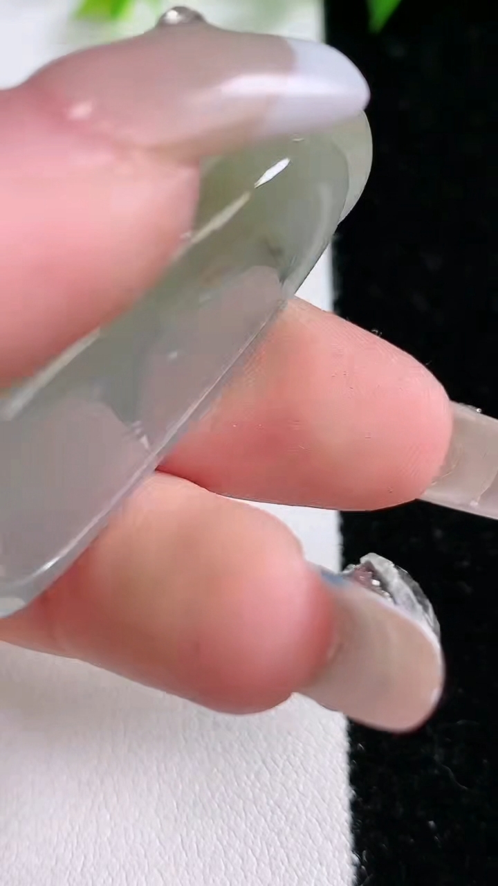 天然A货翡翠飘花鸟语花香吊坠，尺寸43.5-22.1-7.9，重:14.27g
3月8日