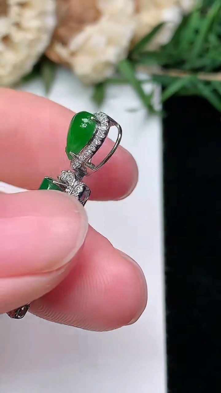 天然A货翡翠平安柱吊坠，尺寸28-7.3-5.5，裸石15.7-3.7，重量:1.77g
3月8日