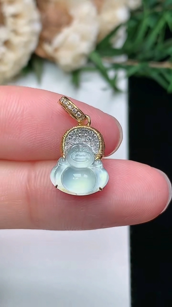 天然A货翡翠白冰佛公吊坠，尺寸18.3-8.5-9.8-6.2，重量:1.31g
3月8日
