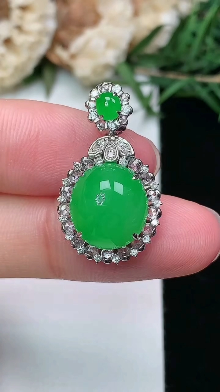 天然A货翡翠蛋面吊坠，尺寸25-14.4-10.4，裸石11.3-10.2，重量:4.63g
3月8日，重量:4.63g