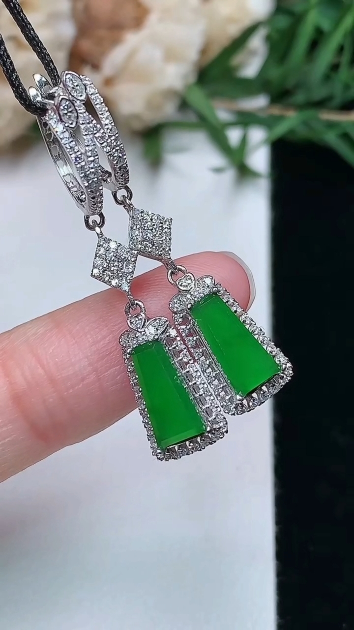 天然A货翡翠无事牌耳坠，尺寸8.5-4，重量:2.63g
3月8日