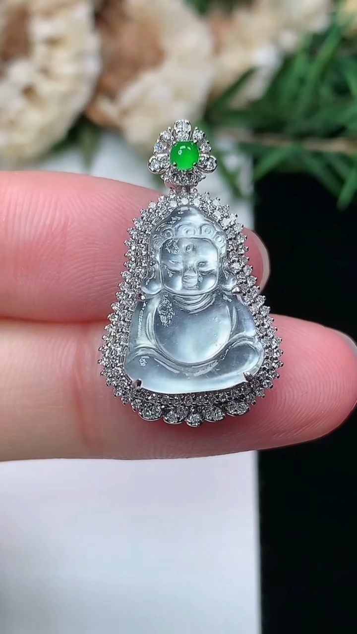 天然A货翡翠白冰观音菩萨吊坠，尺寸25.5-15.3-7.8，裸石15-10，重量:3.48g
3月