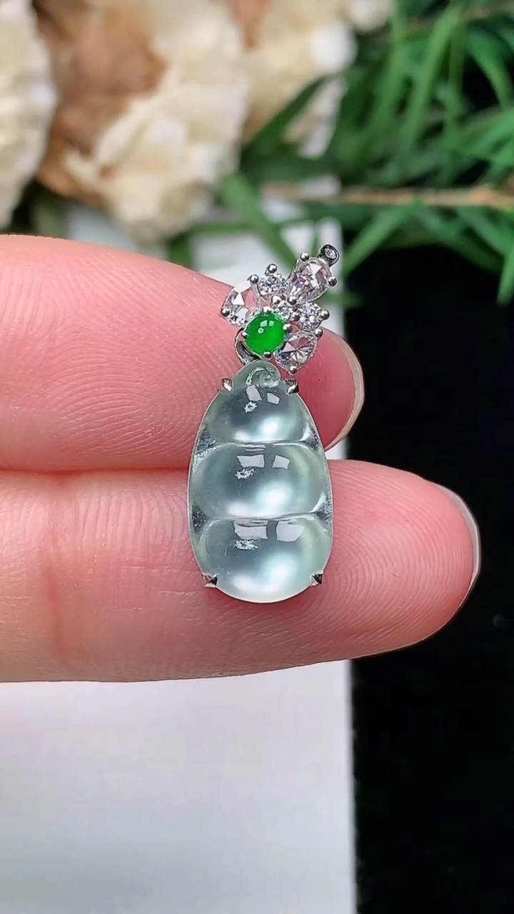 天然A货翡翠白冰福豆吊坠，尺寸13-7.9-4.3，重量:1.62g
3月8日