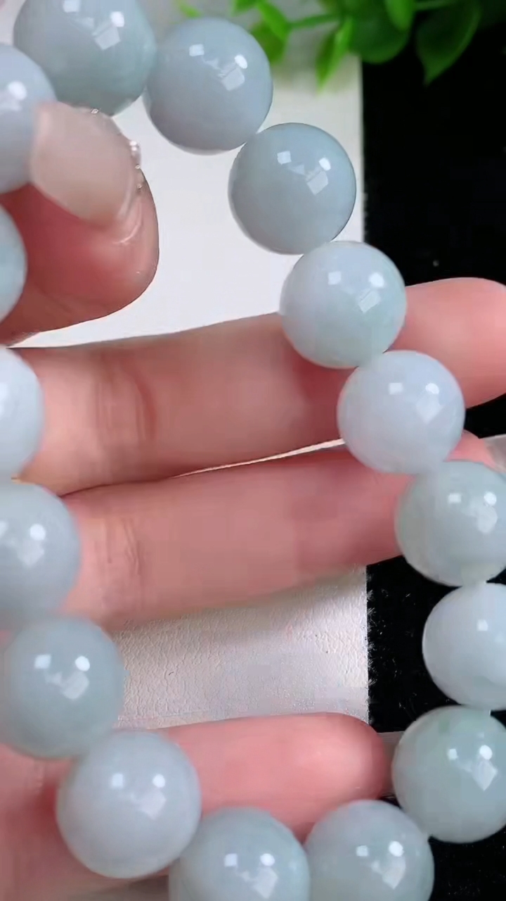 天然A货翡翠白冰圆珠手串16颗，尺寸12.1，重:50.42g3月8日
工厂直销收藏佳品,种好水足，色泽均匀，有种有色，上手高大气！