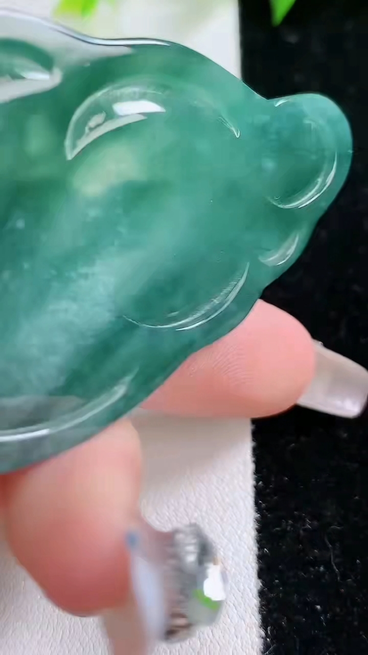 天然A货翡翠蓝水双彩千手观音吊坠，尺寸64-40-5.6，重:23.79g
3月8日