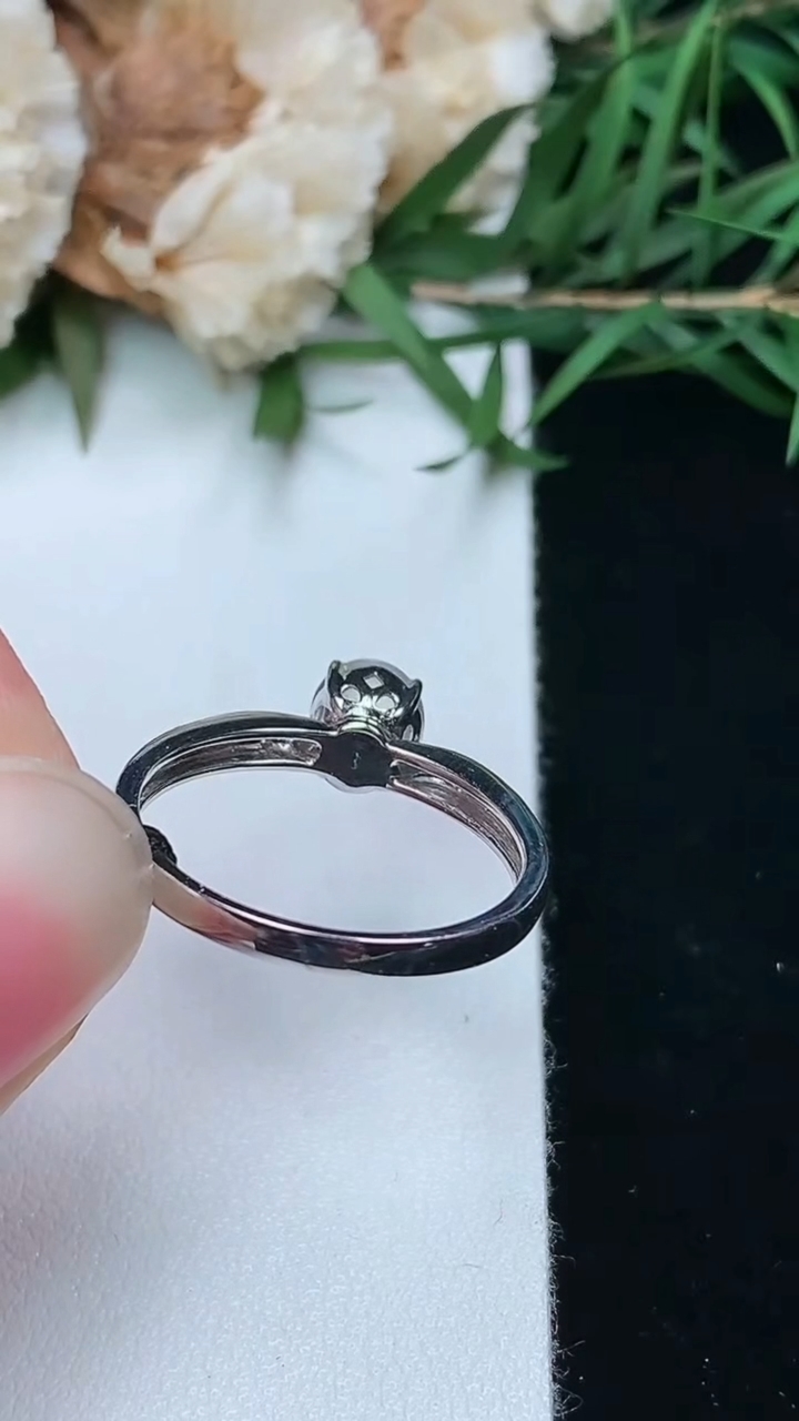 天然A货翡翠白冰蛋面戒指，尺寸17-6.2-5.5，重量:2.37g2026年3月8日
工厂直销收藏佳品,种好水足，色泽均匀，有种有色，上手高大气！