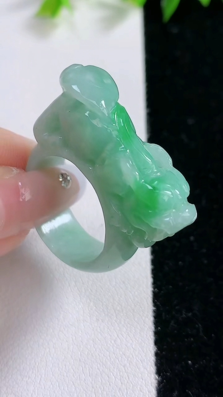 天然A货翡翠貔貅指环扳指，尺寸20-9.5-10，重14.51g2026年3月8日
工厂直销收藏佳品,种好水足，色泽均匀，有种有色，上手高大气！
