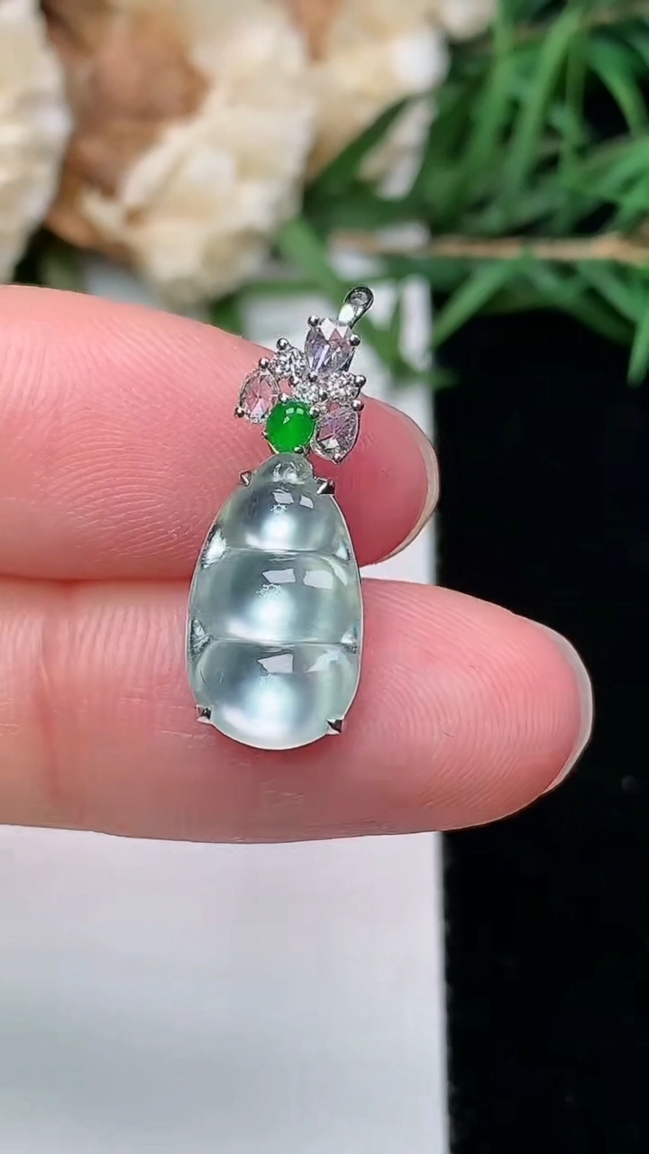 天然A货翡翠白冰福豆吊坠，尺寸13-7.9-4.3，重量:1.62g
3月8日