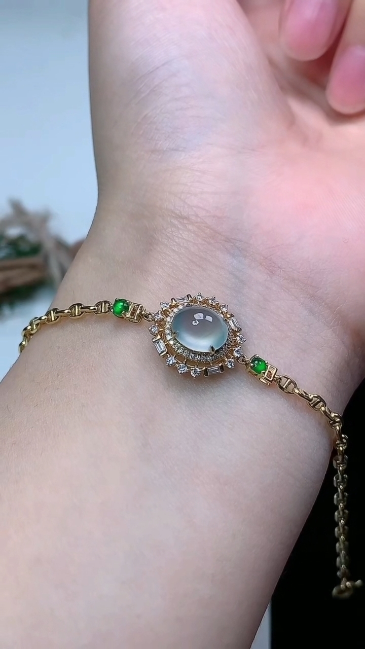 天然A货翡翠白冰蛋面手链，尺寸7.8-6.7，重量:2.59g
3月8日