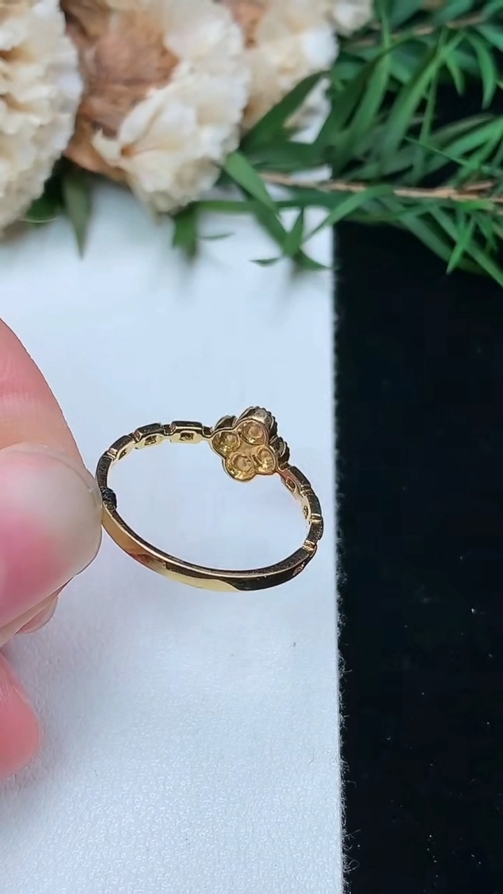 天然A货翡翠蛋面戒指，尺寸16.8-2.3，重量:1.64g2026年3月8日
工厂直销收藏佳品,种好水足，色泽均匀，有种有色，上手高大气！