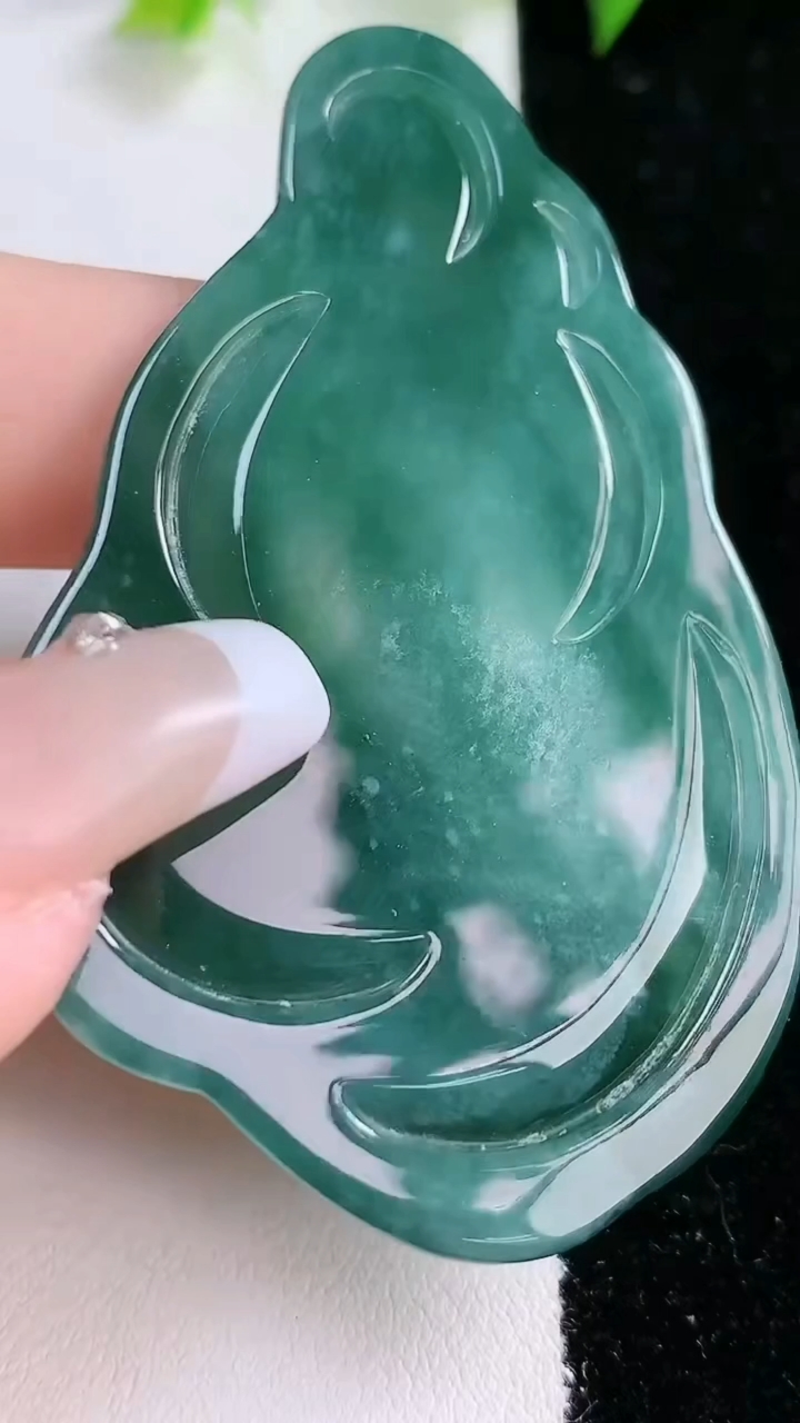 天然A货翡翠蓝水双彩千手观音吊坠，尺寸64-40-5.6，重:23.79g
3月8日