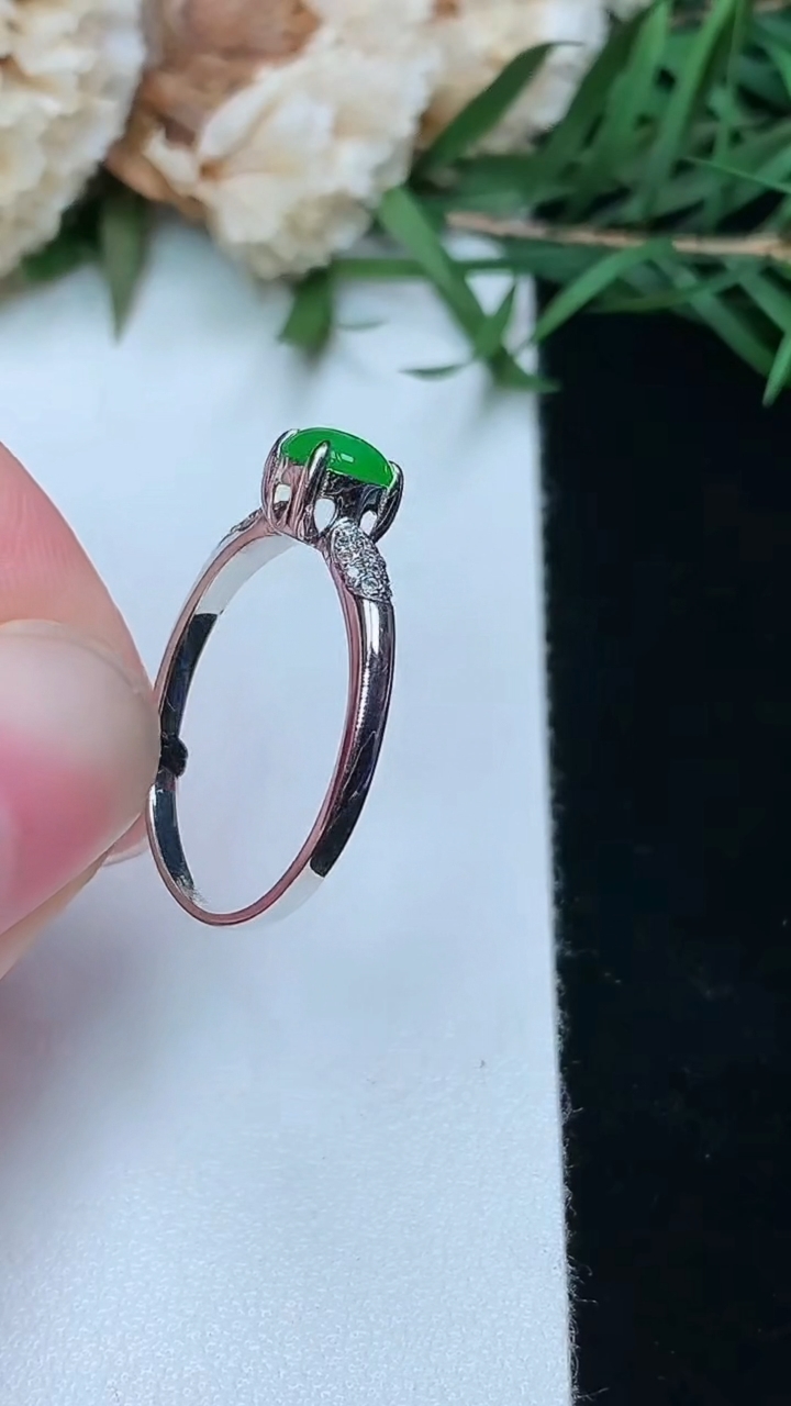 天然A货翡翠蛋面戒指，尺寸17-5.2-4.8，重量:1.31g2026年3月8日
工厂直销收藏佳品,种好水足，色泽均匀，有种有色，上手高大气！