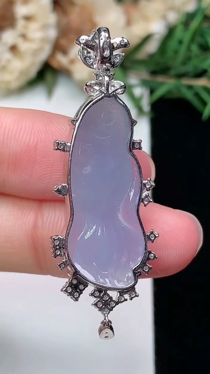 天然A货翡翠紫罗兰年年有余吊坠，尺寸28.4-12.3-6.3，重量:5.02g
3月8日