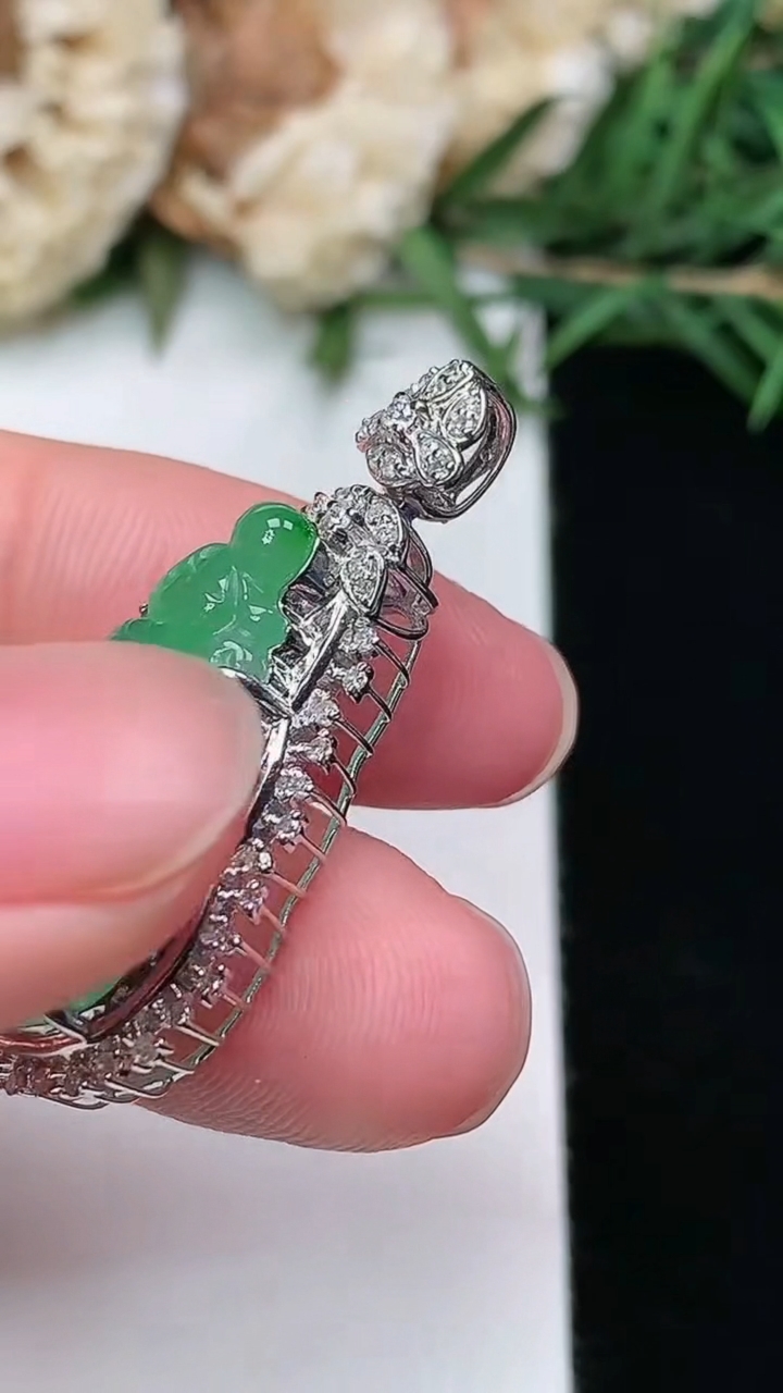 天然A货翡翠如意头吊坠，尺寸33.2-17.8-8.9，裸石22.6-14.3，重量:4.60g
3月8日