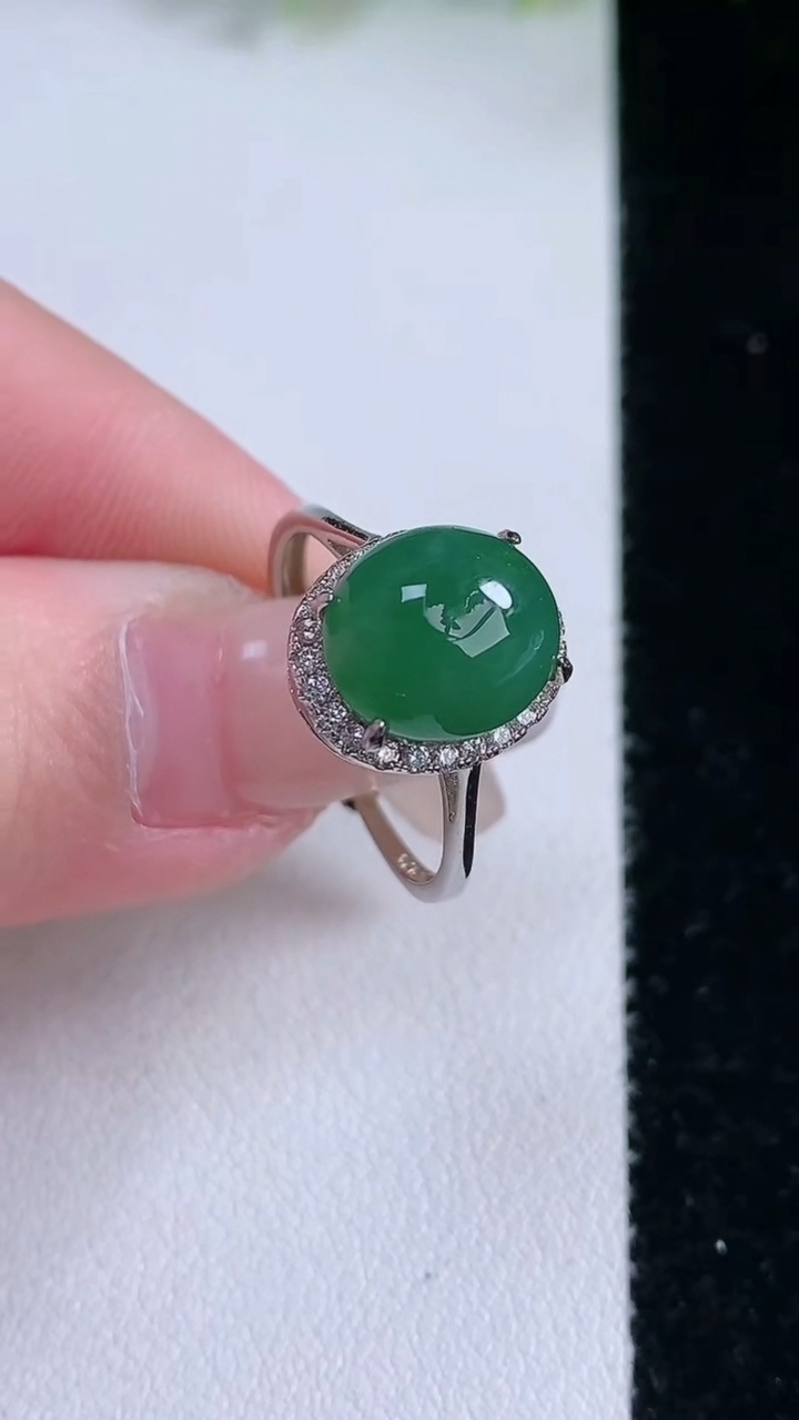 天然A货翡翠蛋面戒指，尺寸10.8-9.2，重:2.82g2026年3月8日
工厂直销收藏佳品,种好水足，色泽均匀，有种有色，上手高大气！