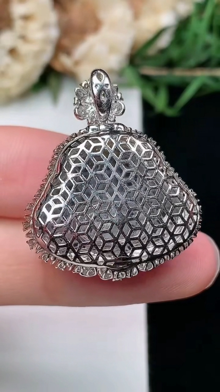 天然A货翡翠佛公吊坠，尺寸28.8-24-11，裸石14.6-21.3，重量:6.25g
3月8日