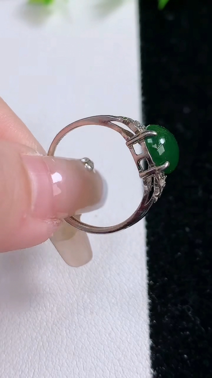 天然A货翡翠蛋面戒指，尺寸9.1-8.4，重:2.08g2026年3月8日
工厂直销收藏佳品,种好水足，色泽均匀，有种有色，上手高大气！