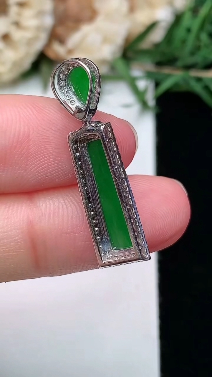 天然A货翡翠平安柱吊坠，尺寸28-7.3-5.5，裸石15.7-3.7，重量:1.77g
3月8日