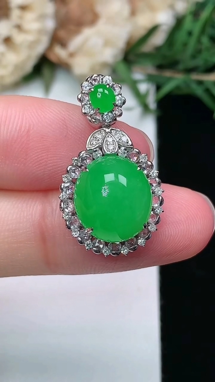 天然A货翡翠蛋面吊坠，尺寸25-14.4-10.4，裸石11.3-10.2，重量:4.63g
3月8