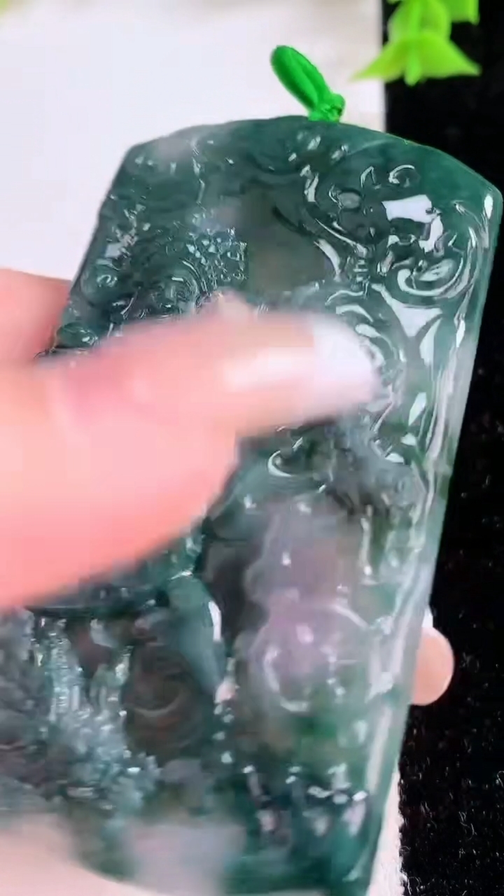 天然A货翡翠飘花御龙财神爷吊坠，尺寸68-43.7-4.5，重量:33.10g
3月8日