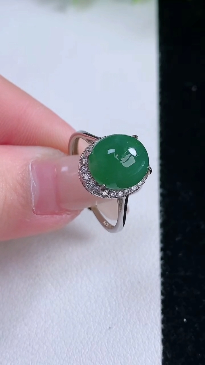 天然A货翡翠蛋面戒指，尺寸10.8-9.2，重:2.82g2026年3月8日
工厂直销收藏佳品,种好水足，色泽均匀，有种有色，上手高大气！