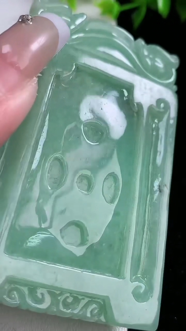 天然A货翡翠仿古龙牌吊坠，尺寸69-46-9.4，重:81.78g
3月8日