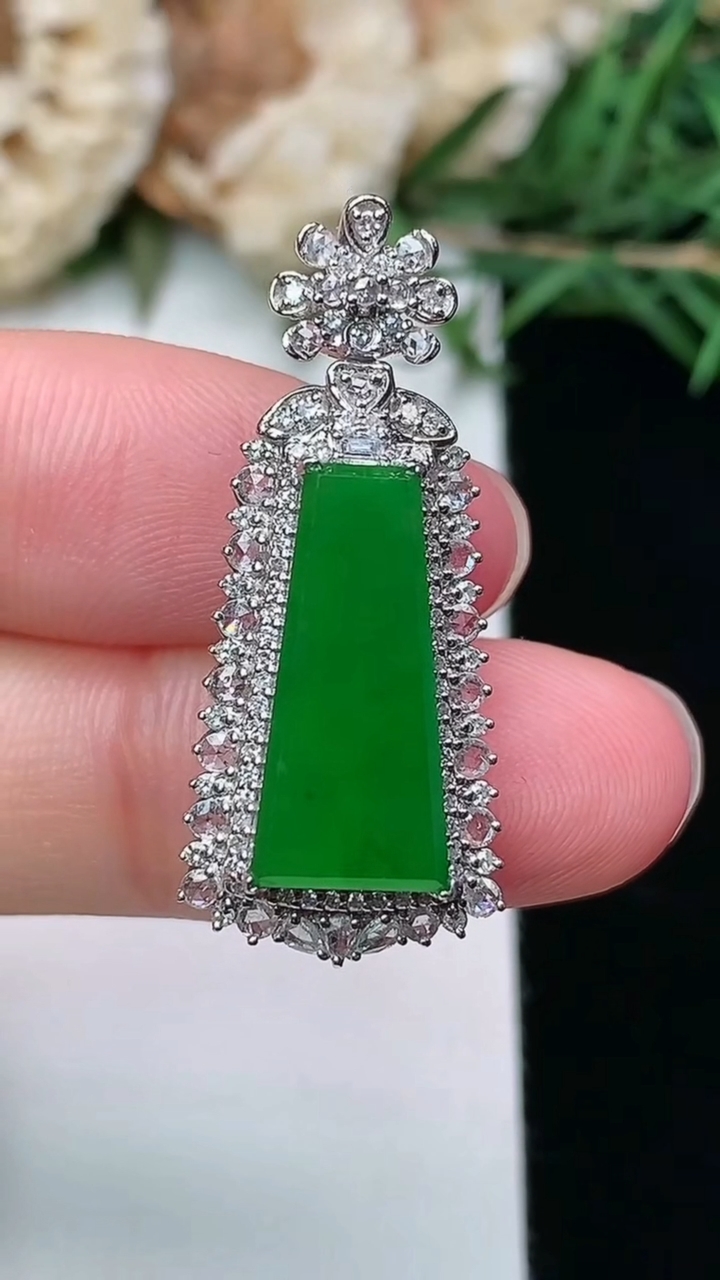 天然A货翡翠无事牌吊坠，尺寸31.5-13.3-9.3，裸石16.4-7.5，重量:3.81g
3月