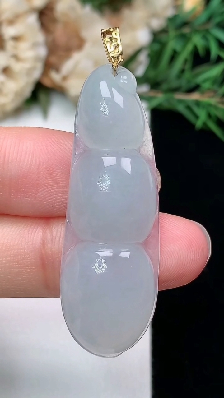 天然A货翡翠白冰福豆吊坠，尺寸41.6-14.2-5.9，重量:5.90g
3月8日