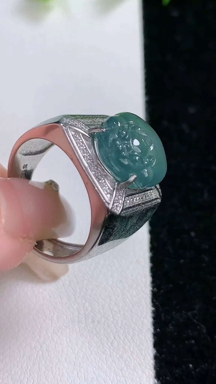 天然A货翡翠貔貅戒指，尺寸14.6-12.8-5，重:10.57g2026年3月8日
工厂直销收藏佳品,种好水足，色泽均匀，有种有色，上手高大气！