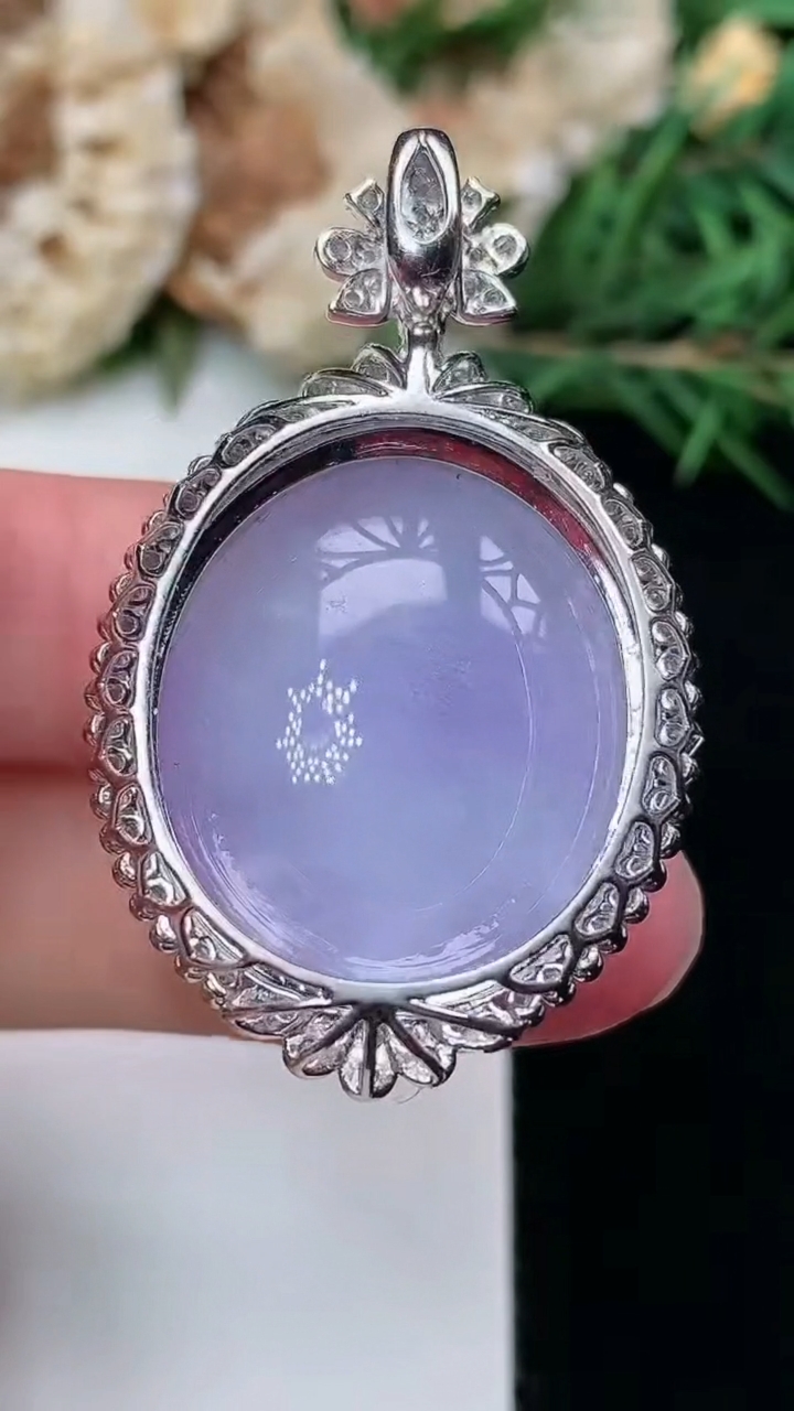 天然A货翡翠k金紫罗兰蛋面吊坠，尺寸41.2-25.6-15.7，裸石23.2-20，重量:14.36g
3月8日