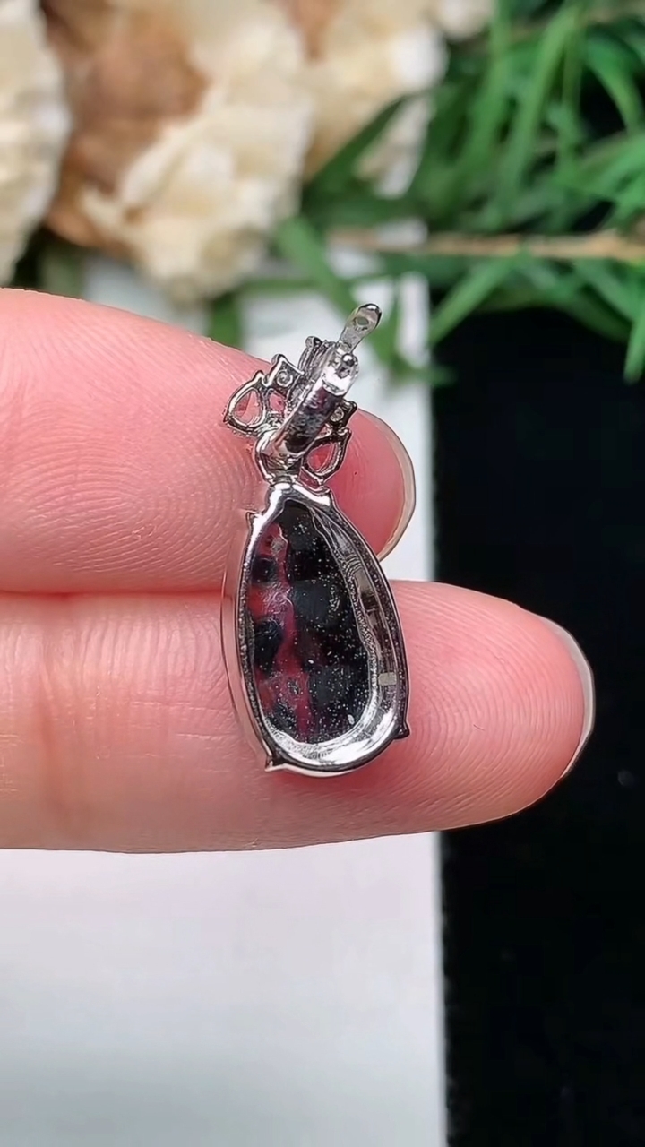 天然A货翡翠白冰福豆吊坠，尺寸13-7.9-4.3，重量:1.62g
3月8日