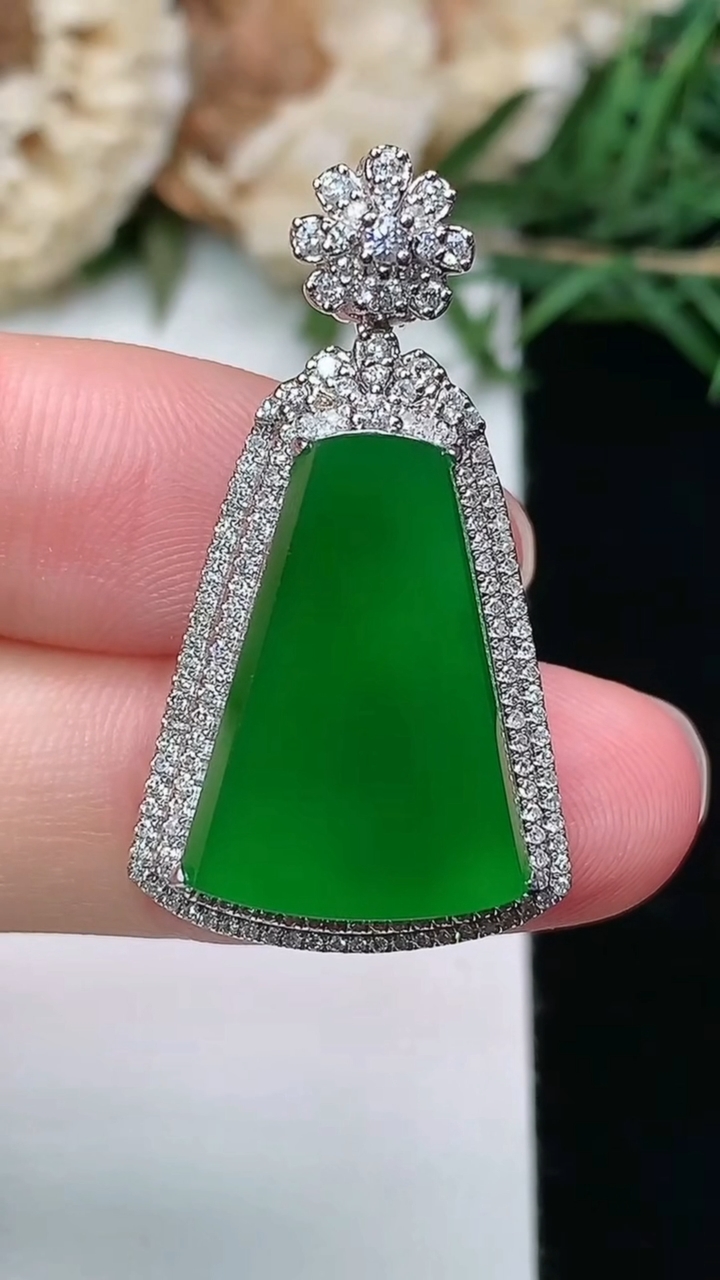 天然A货翡翠无事牌吊坠，尺寸33-18.4-8，裸石19-13，重量:5.68g
3月8日